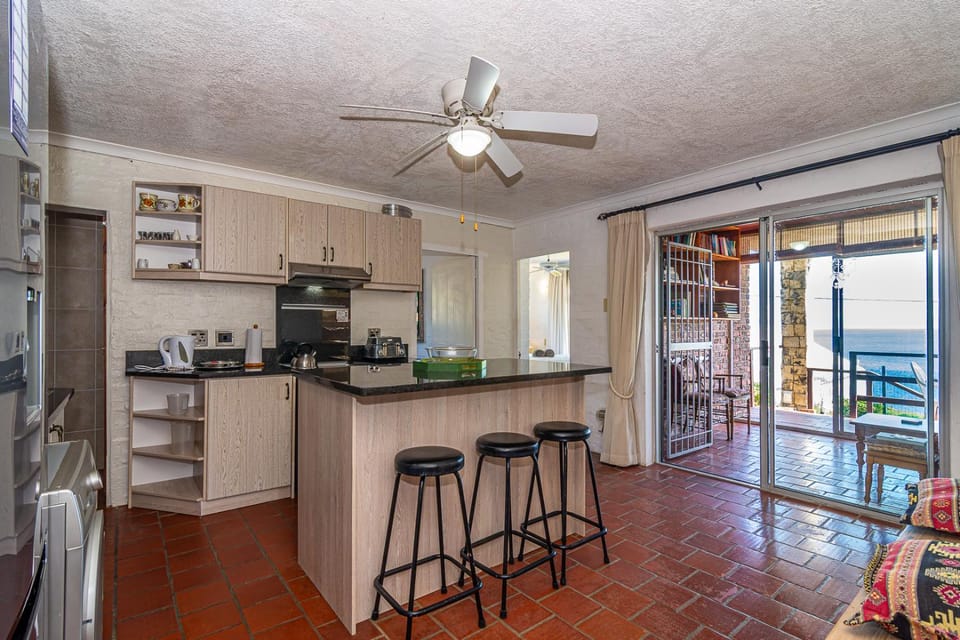 Kitchen or kitchenette, Dining area, oven, stove