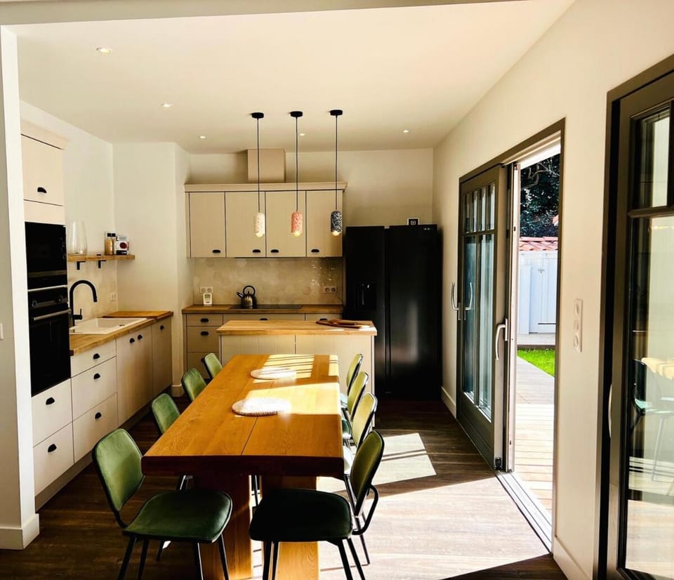 Kitchen or kitchenette, Dining area, oven, stove