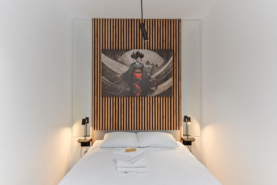 Bed, Photo of the whole room, Bedroom, towels