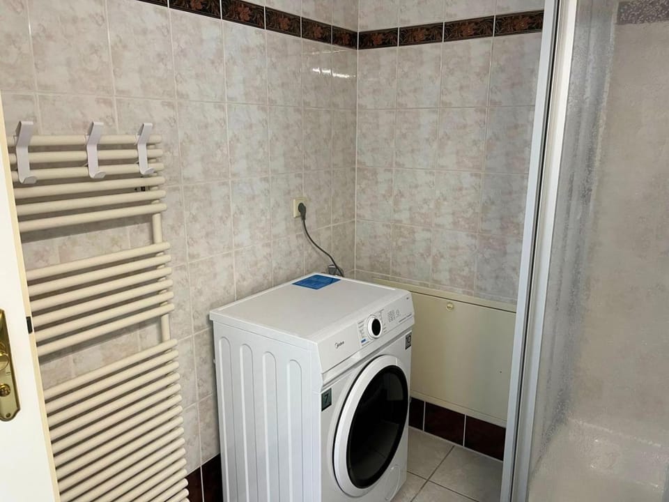 Bathroom, Photo of the whole room, washing machine