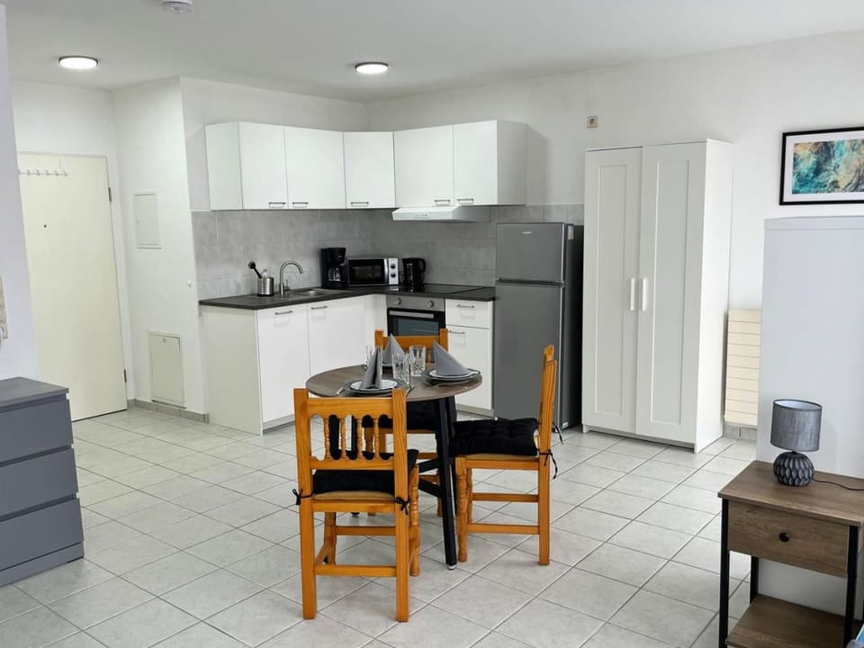 Kitchen or kitchenette, Dining area, oven, stove