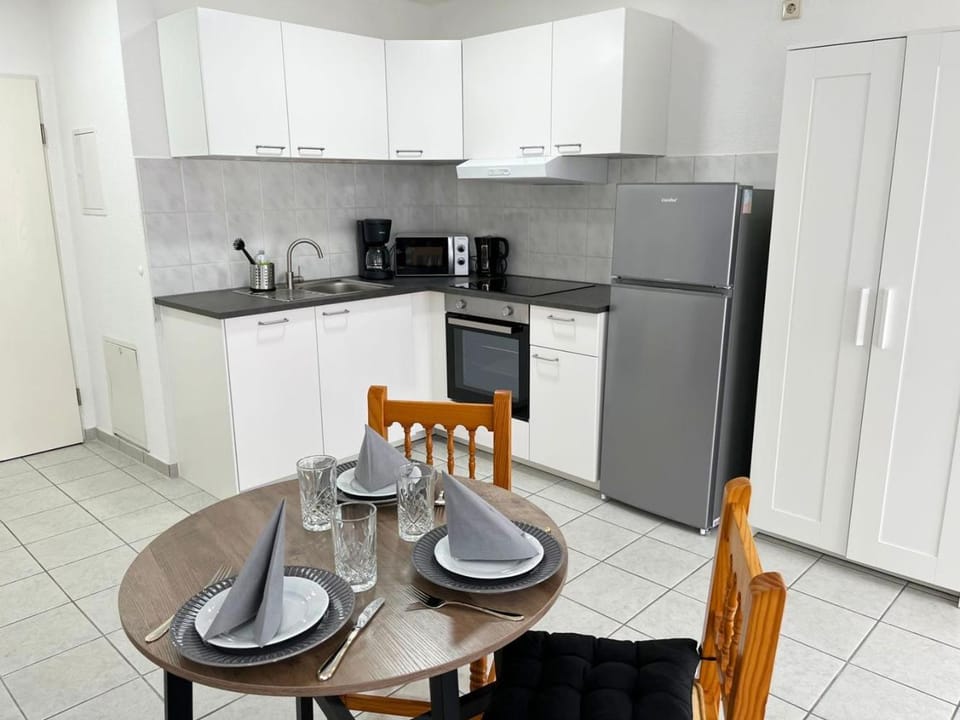 Coffee/tea facilities, Kitchen or kitchenette, Dining area, oven, stove