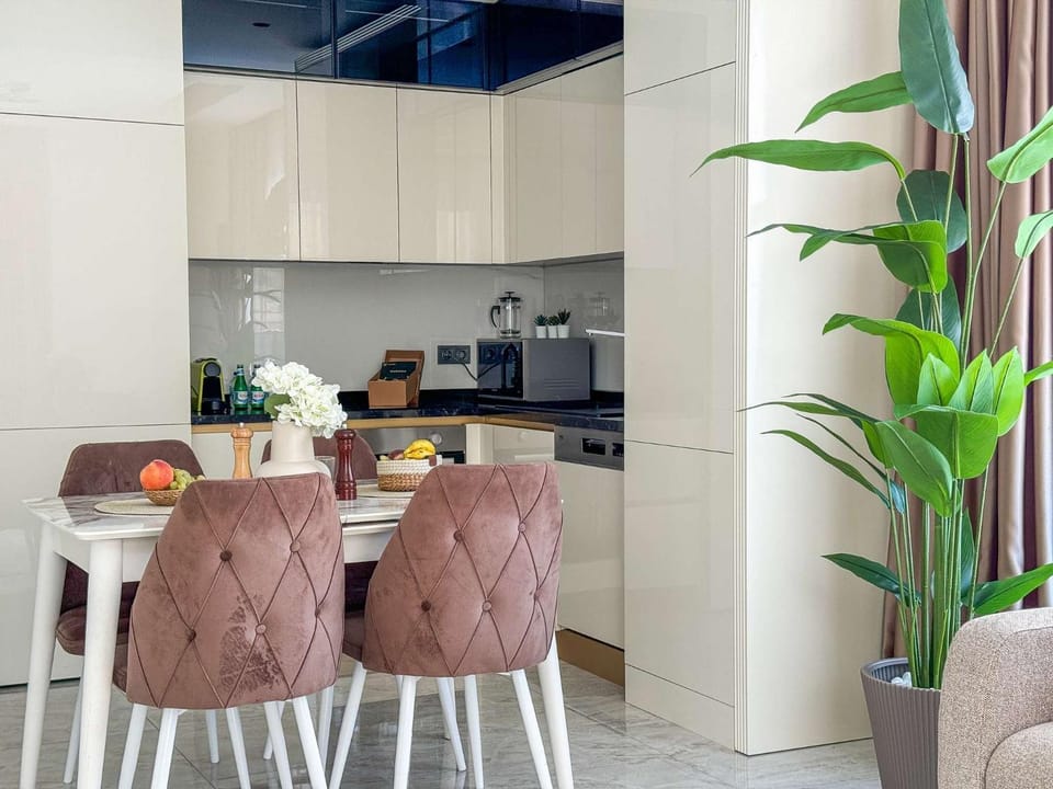 Kitchen or kitchenette, Dining area