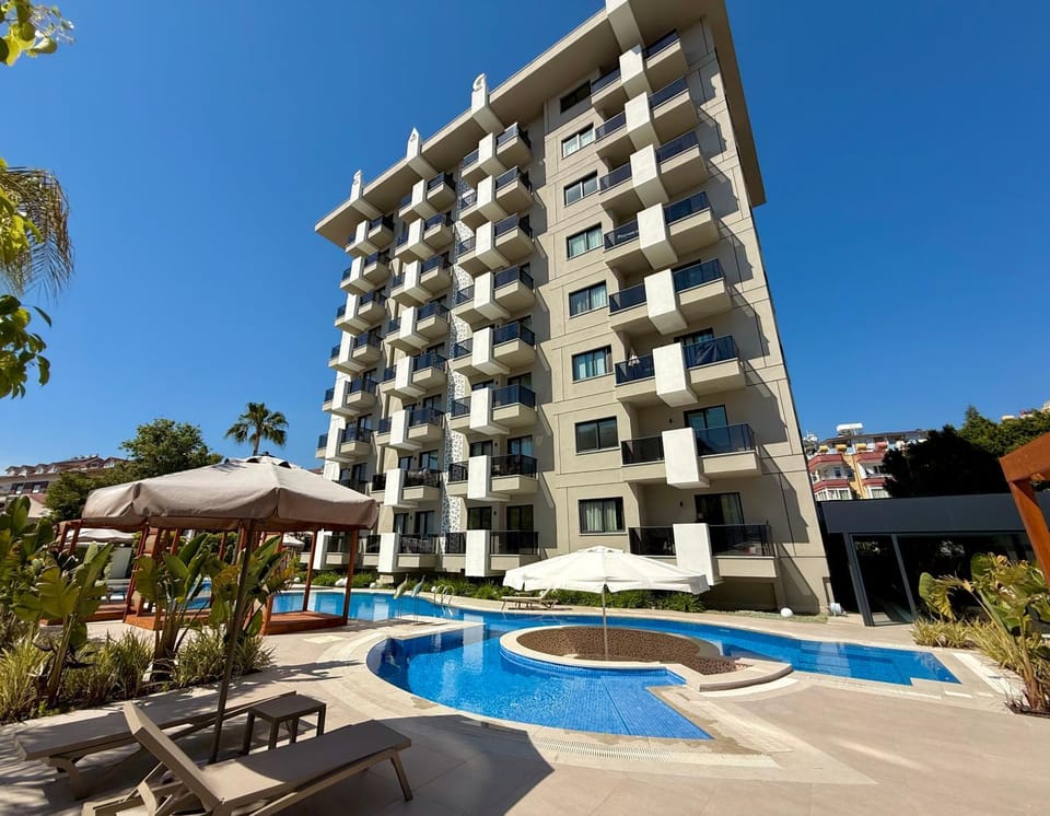 Property building, Swimming pool, sunbed
