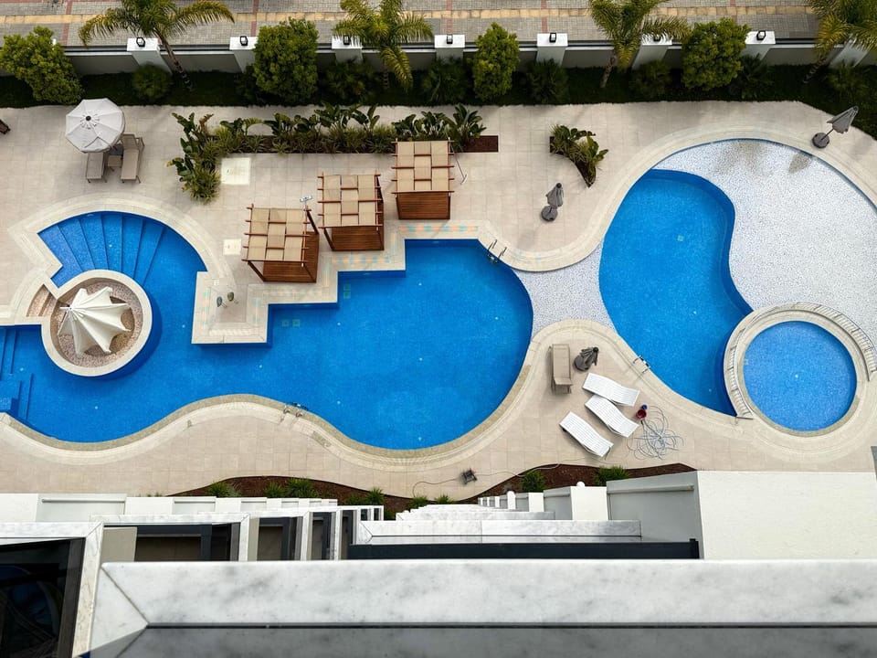 Day, Pool view