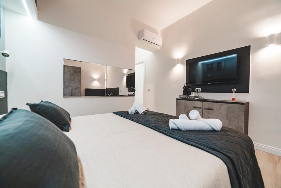 Bed, TV and multimedia, Bedroom, towels, air conditioner