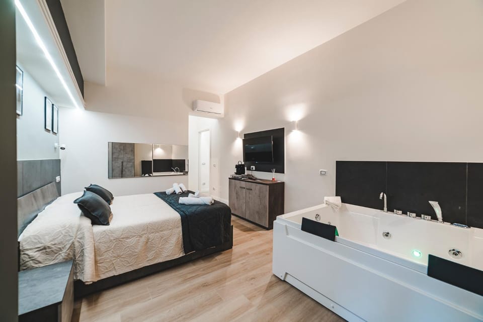 Bed, TV and multimedia, Photo of the whole room, Bedroom, Bath