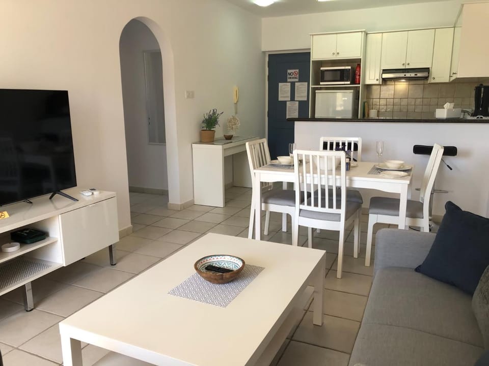 TV and multimedia, Kitchen or kitchenette, Living room, Seating area, Dining area