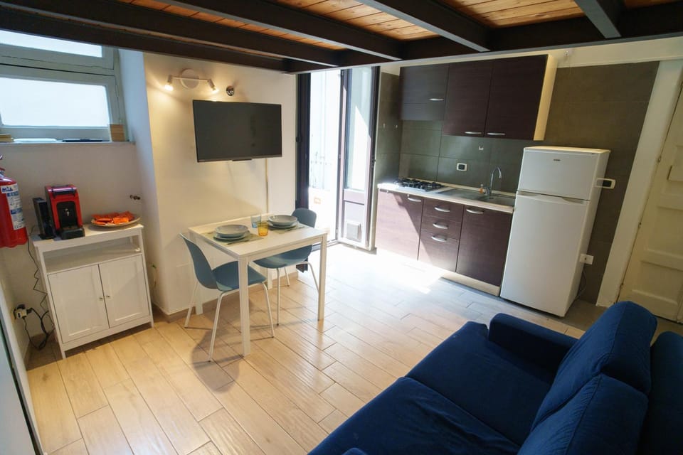 Coffee/tea facilities, Kitchen or kitchenette, Seating area