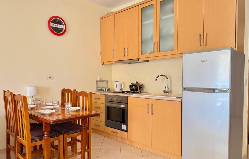 Kitchen or kitchenette, Dining area, oven, stove