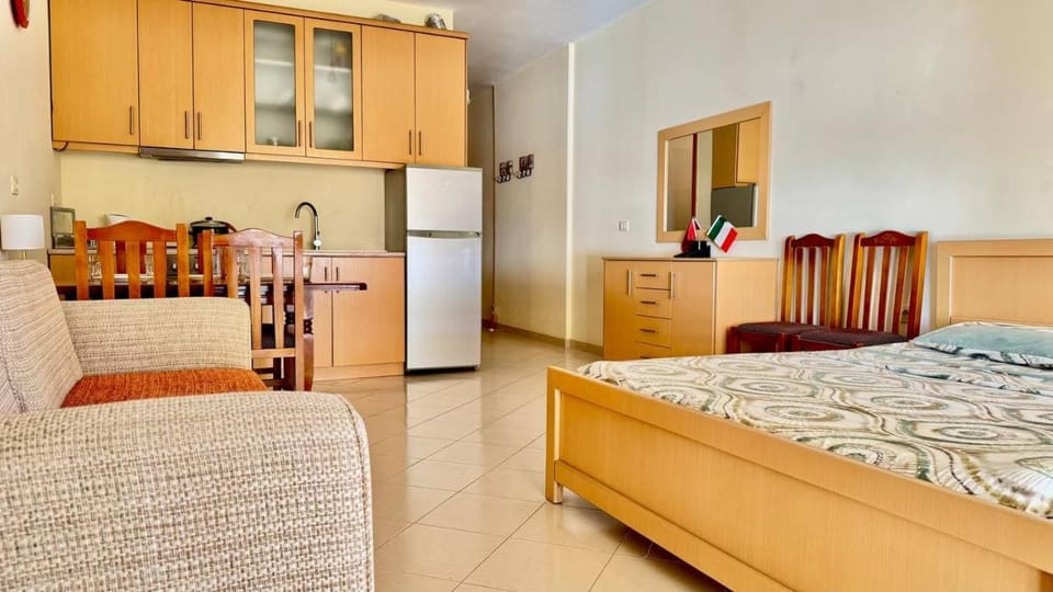 Bed, Kitchen or kitchenette, Living room, Seating area, Dining area, Bedroom