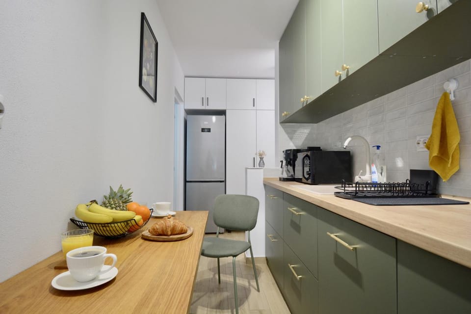 Coffee/tea facilities, Kitchen or kitchenette, Food and drinks, Dining area, stove, toaster