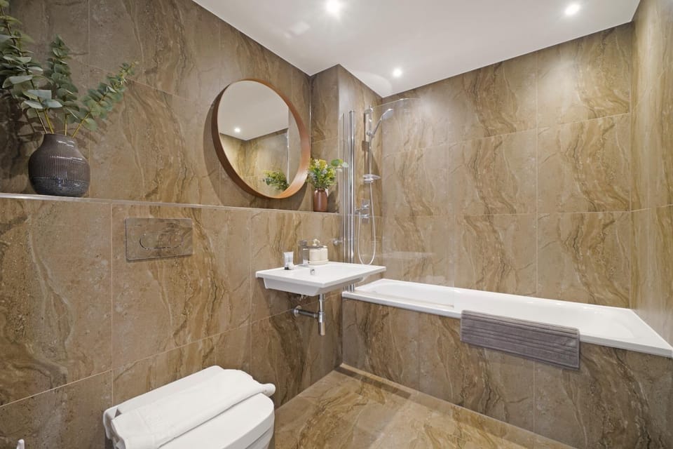 NEW Modern 2-Bed Riverside Flat with Balcony SW11 Apartment in London