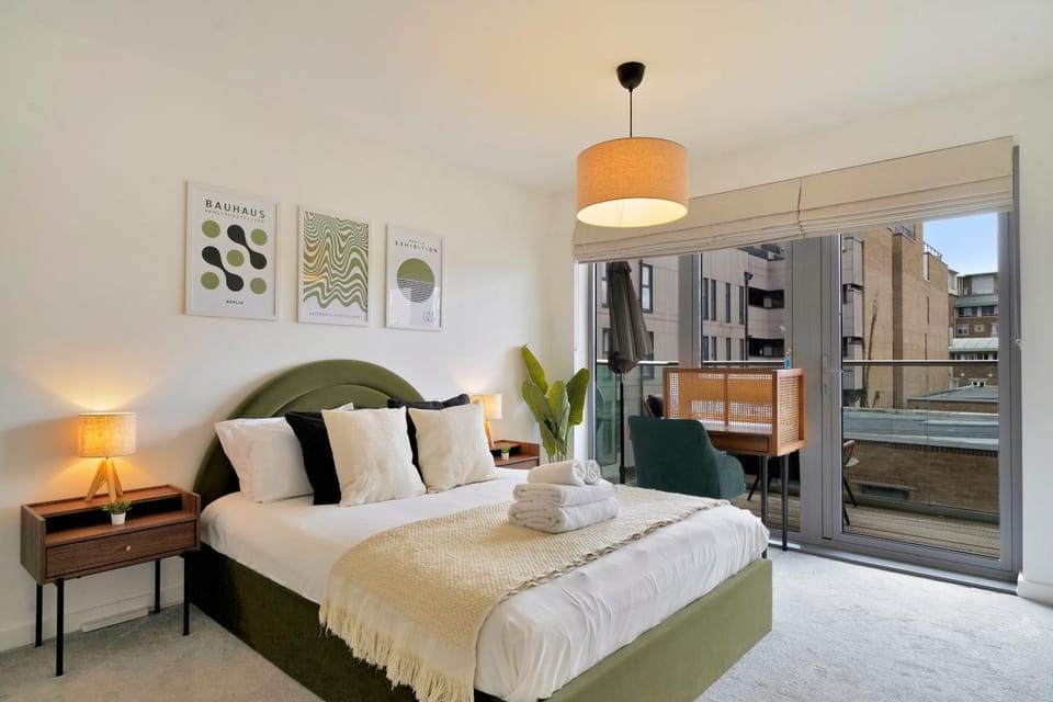 NEW Modern 2-Bed Riverside Flat with Balcony SW11 Apartment in London
