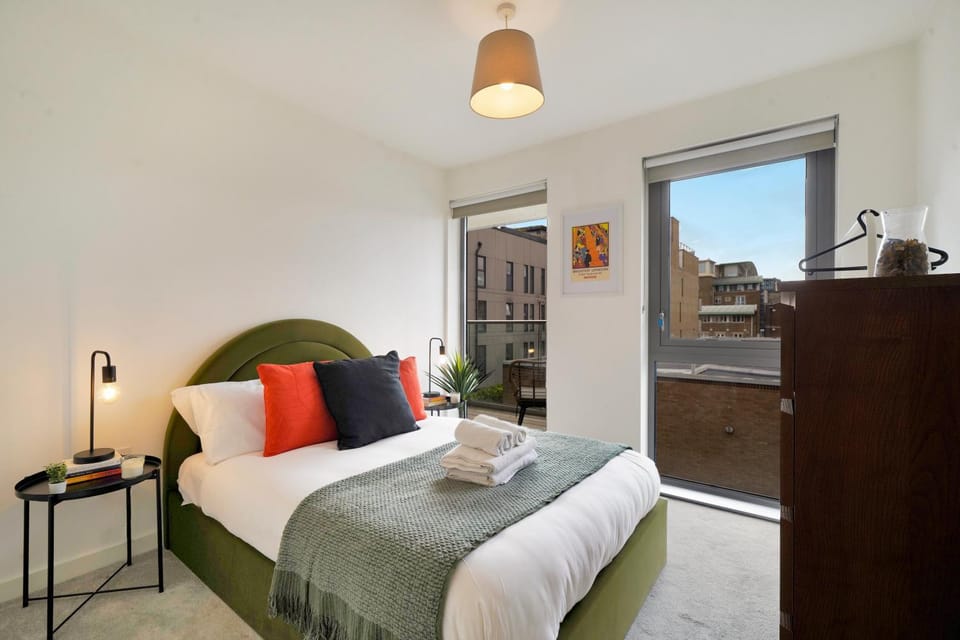 NEW Modern 2-Bed Riverside Flat with Balcony SW11 Apartment in London