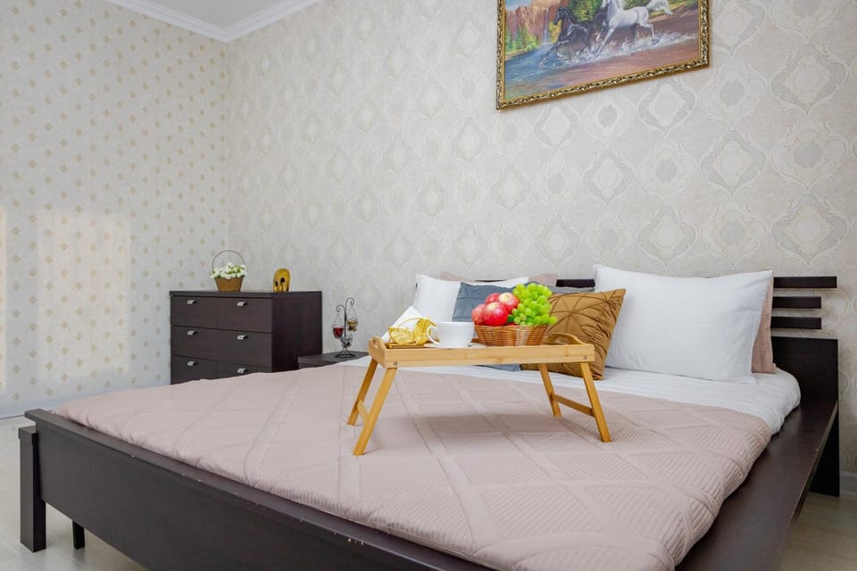 Bed, Photo of the whole room, Seating area, Bedroom