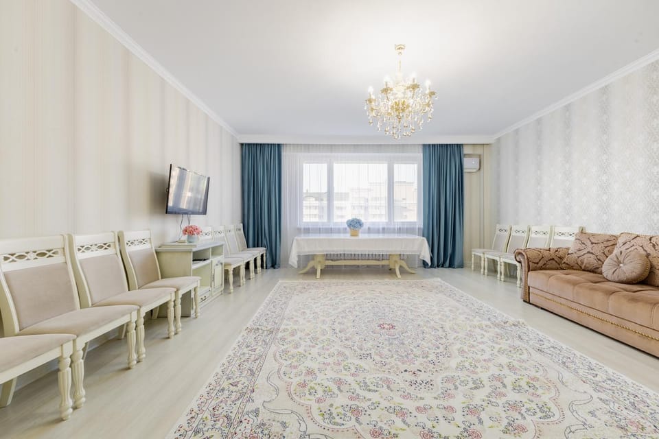 Bed, TV and multimedia, Living room, Photo of the whole room, Seating area, Bedroom