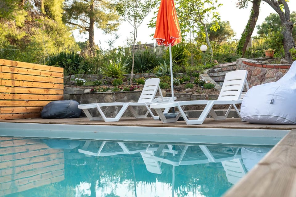 Swimming pool, sunbed