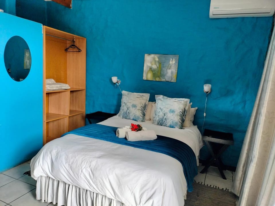 Bed, Bedroom, wardrobe, air conditioner