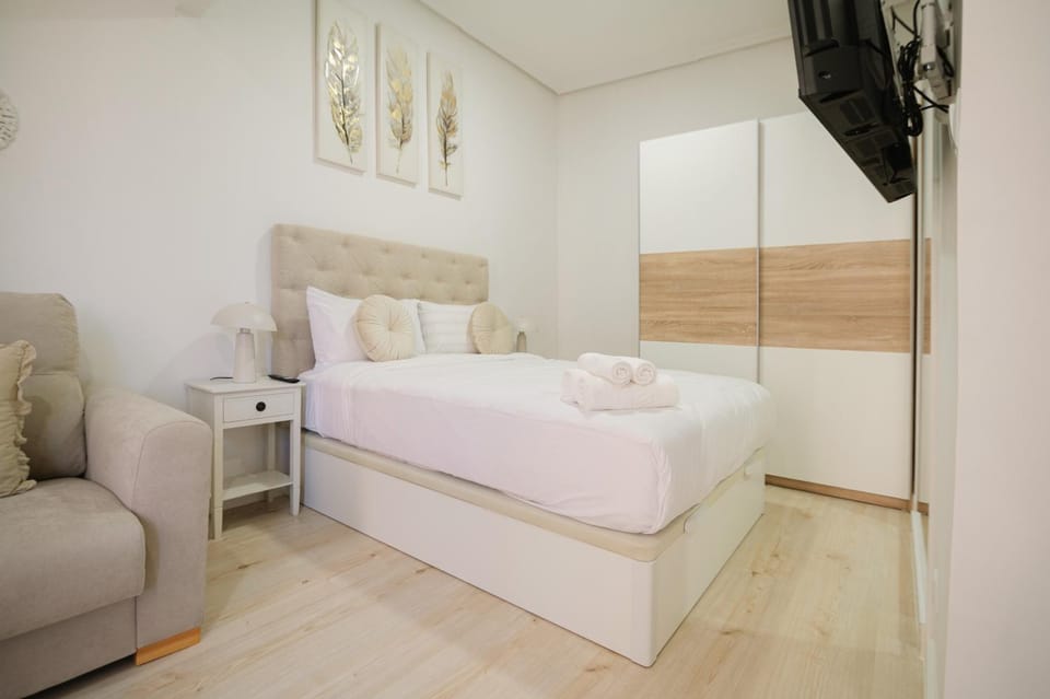 Bed, TV and multimedia, Photo of the whole room, Bedroom