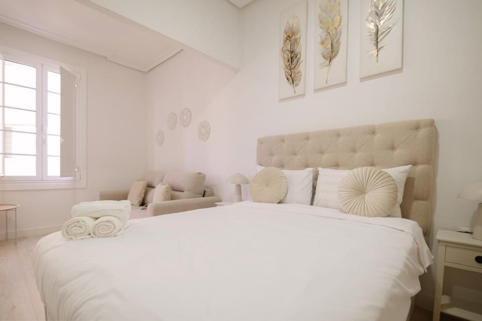 Bed, Photo of the whole room, Bedroom