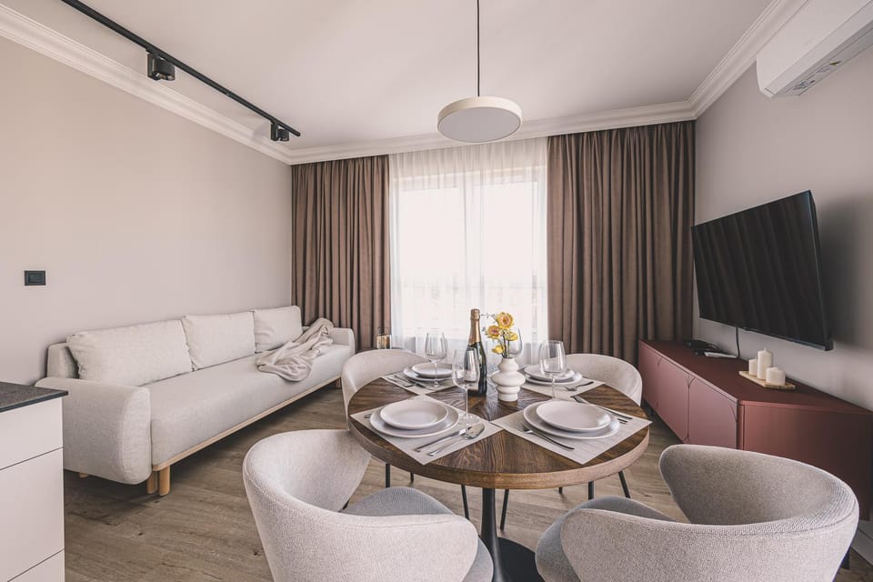 TV and multimedia, Living room, Seating area, Dining area, Evening entertainment