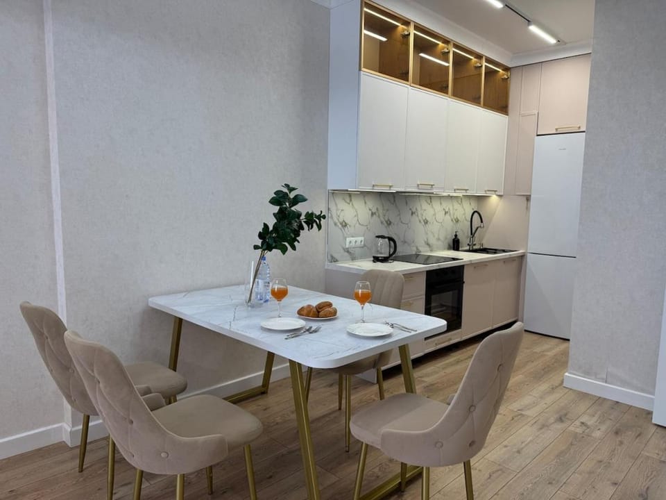 Coffee/tea facilities, Kitchen or kitchenette, Dining area, stove
