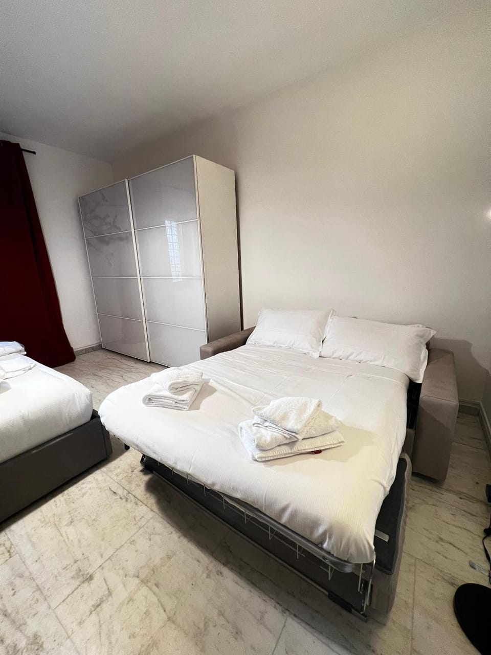 Bed, Bedroom, towels