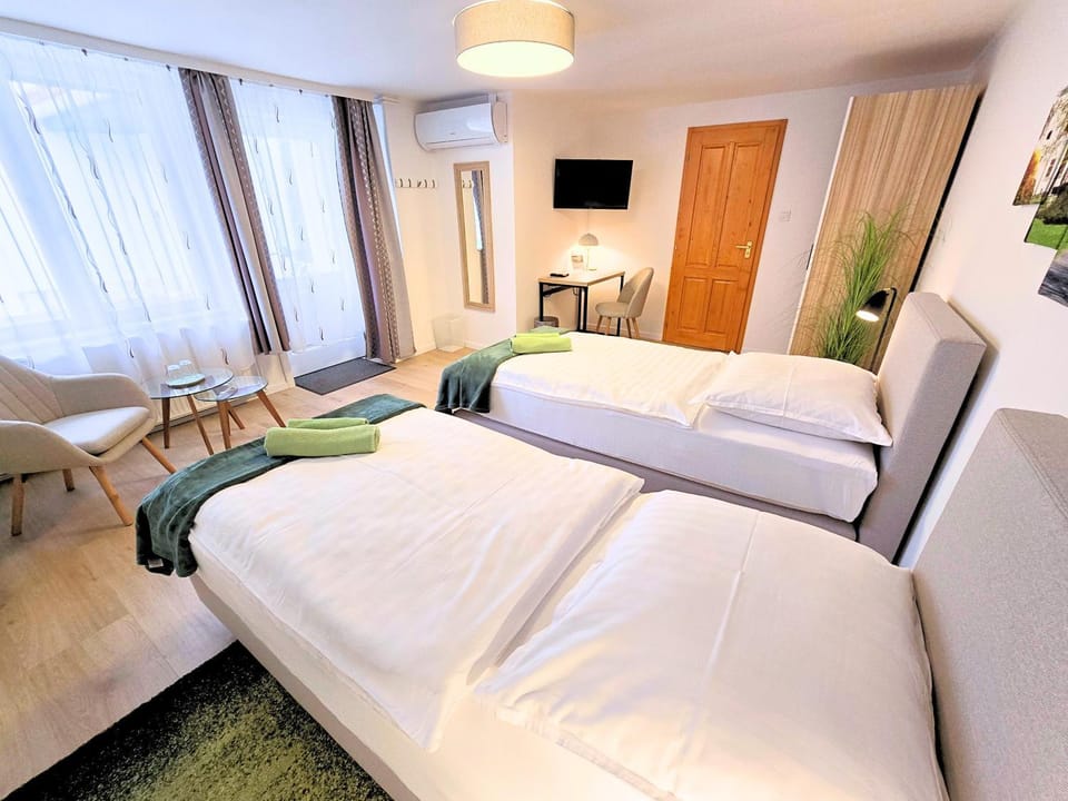 Bed, TV and multimedia, Photo of the whole room, Seating area, Bedroom