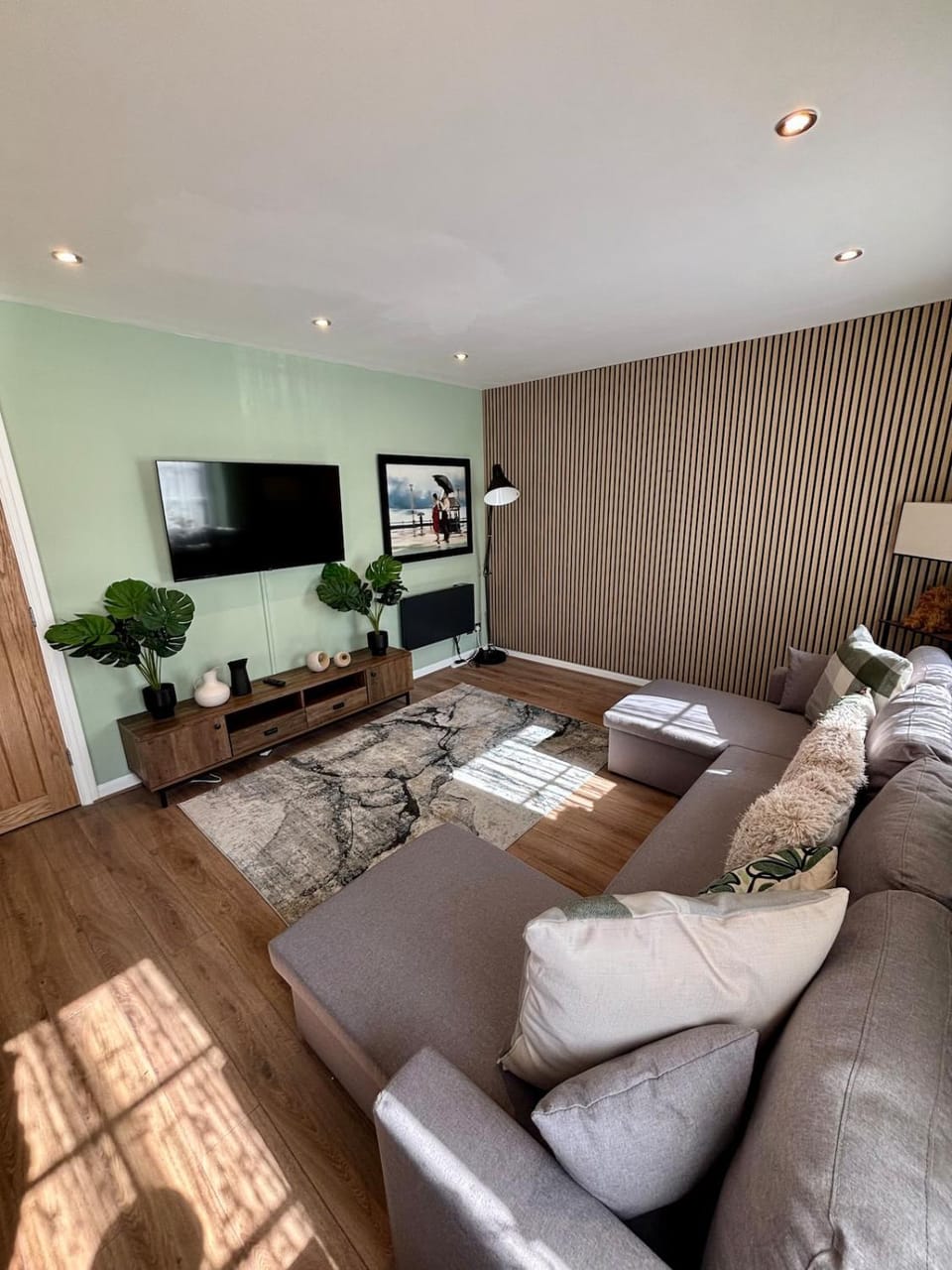 The Wheel House - Private Front door and Free Parking Apartment in Edinburgh