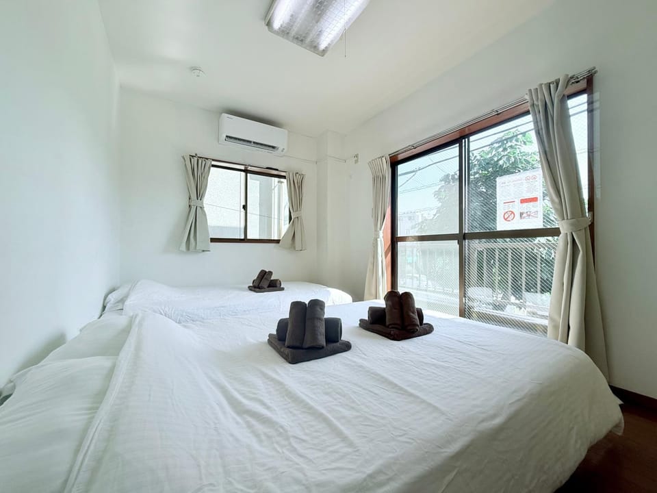 Bed, Bedroom, towels