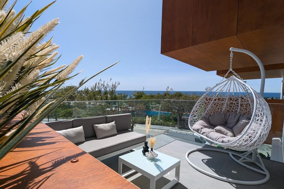 View (from property/room), Balcony/Terrace, Balcony/Terrace, Seating area, Dining area, Sea view