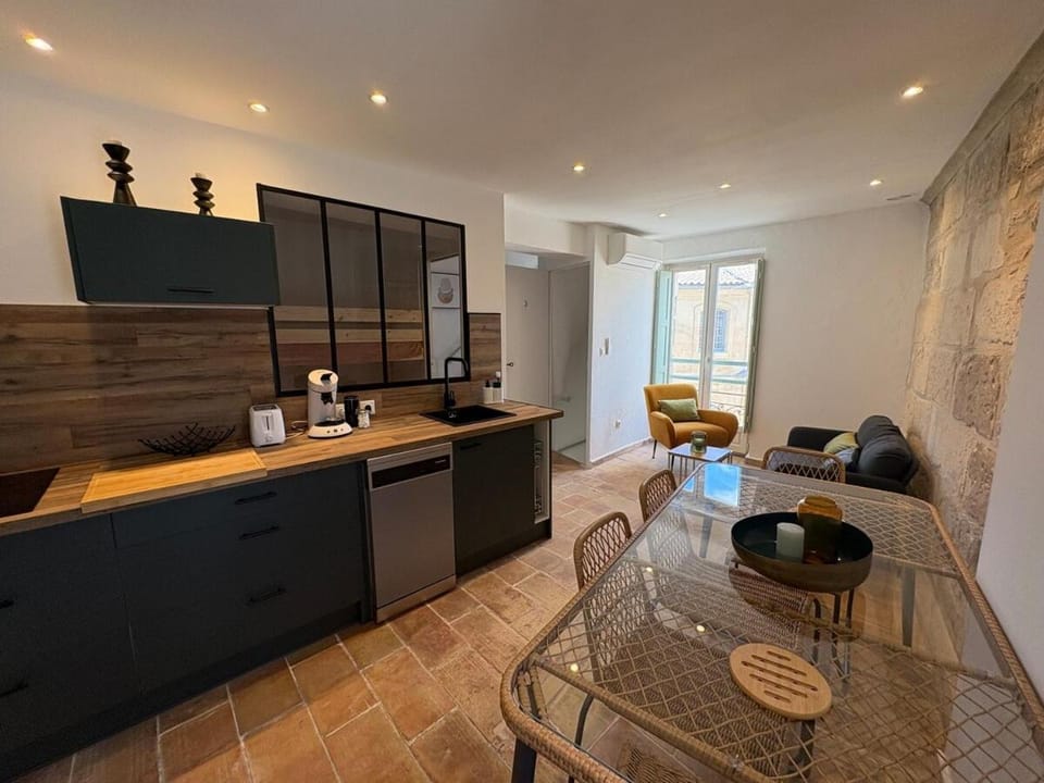 Kitchen or kitchenette, Living room, Seating area, Dining area, stove