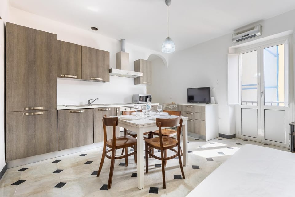 TV and multimedia, Dining area, oven, stove