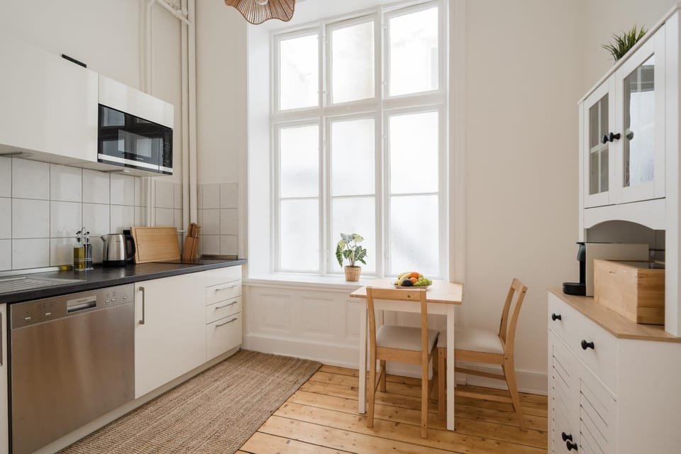 Kitchen or kitchenette, Dining area, dishwasher, stove, toaster