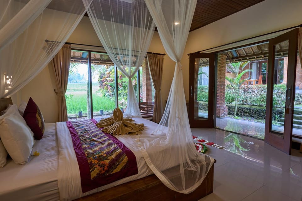 Bed, Photo of the whole room, Garden view