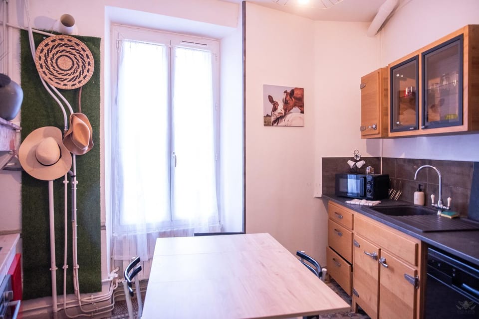 Coffee/tea facilities, Dining area, dishwasher, oven, stove