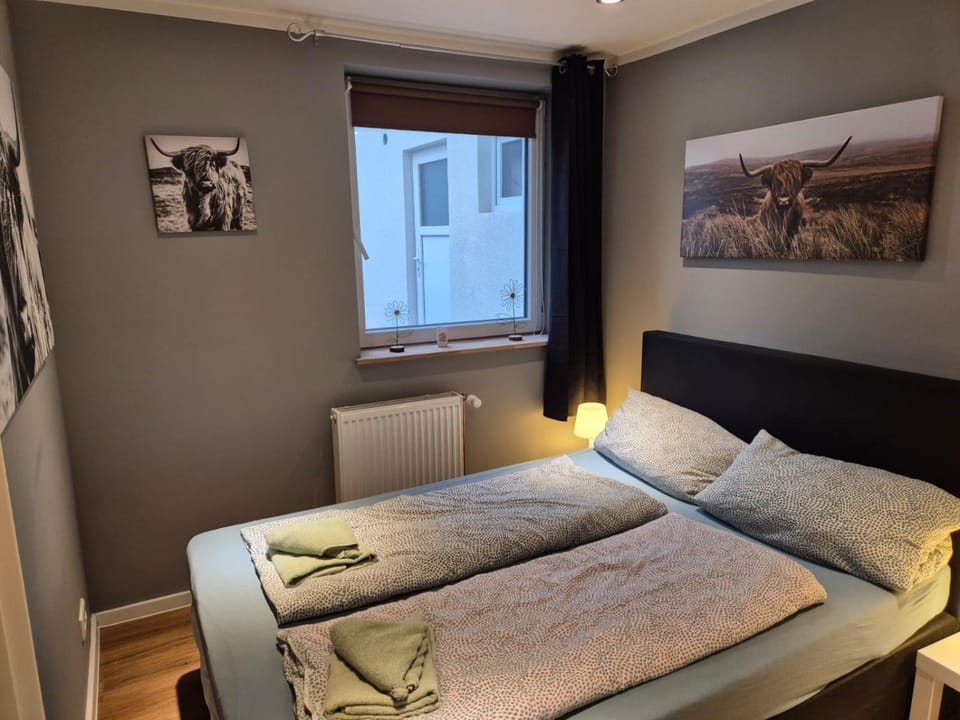 Bed, Bedroom, towels, towels