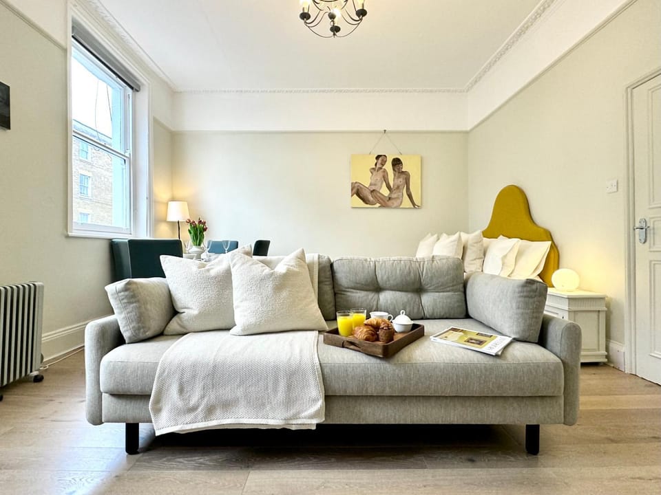 Chic Marylebone Village w Premium Mattress and 55 inch TV, by The Design Traveller Apartment in City of Westminster