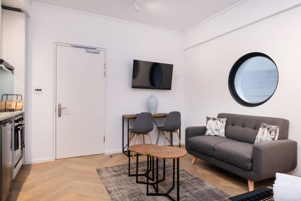 TV and multimedia, Kitchen or kitchenette, Living room, Seating area