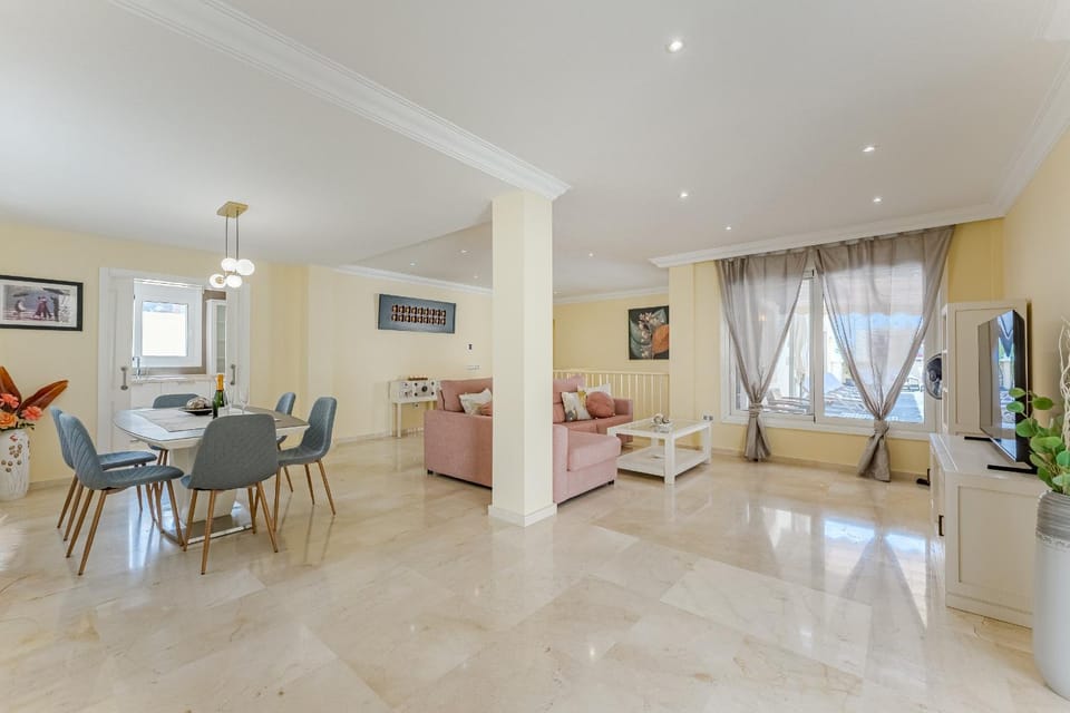 TV and multimedia, Living room, Seating area, Dining area