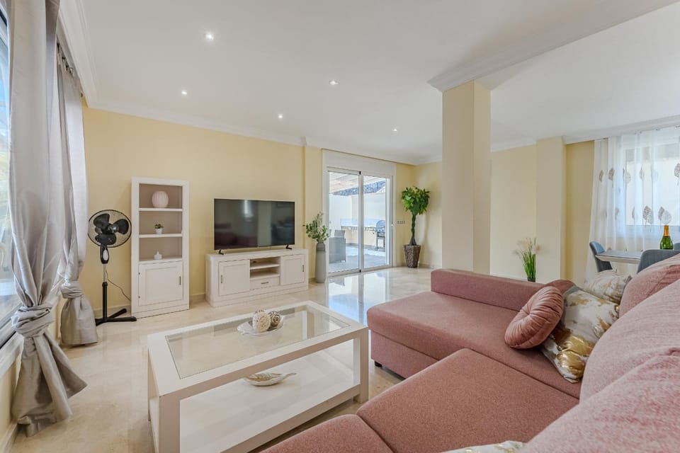 Communal lounge/ TV room, TV and multimedia, Living room, Seating area, Evening entertainment