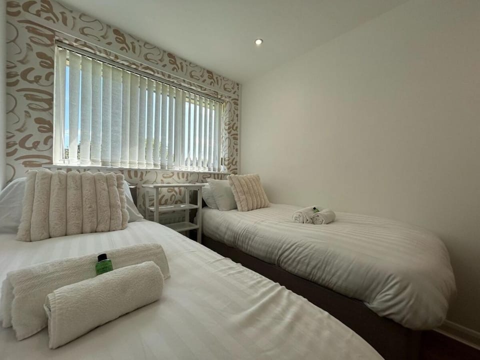 Modern 2 Bedroom Home House in Wales