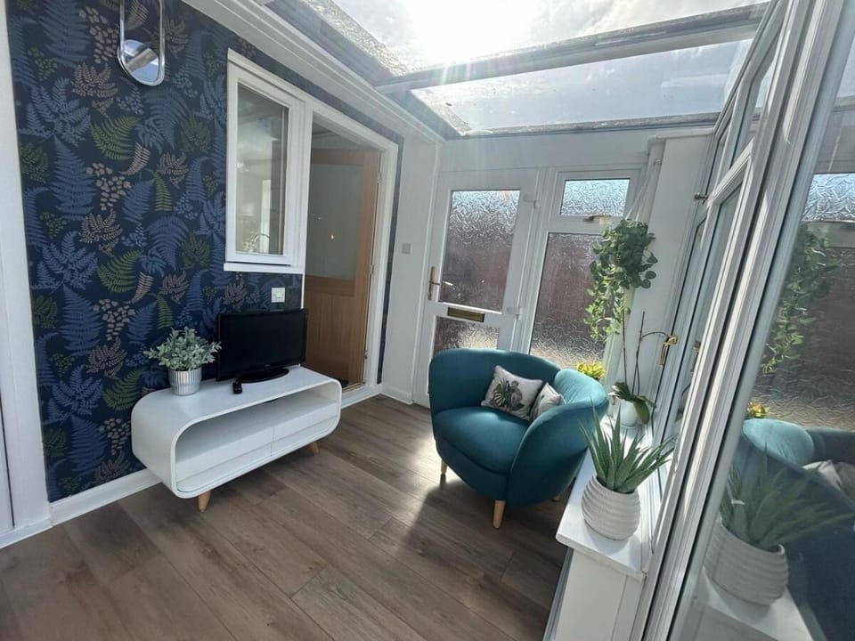 Modern 2 Bedroom Home House in Wales