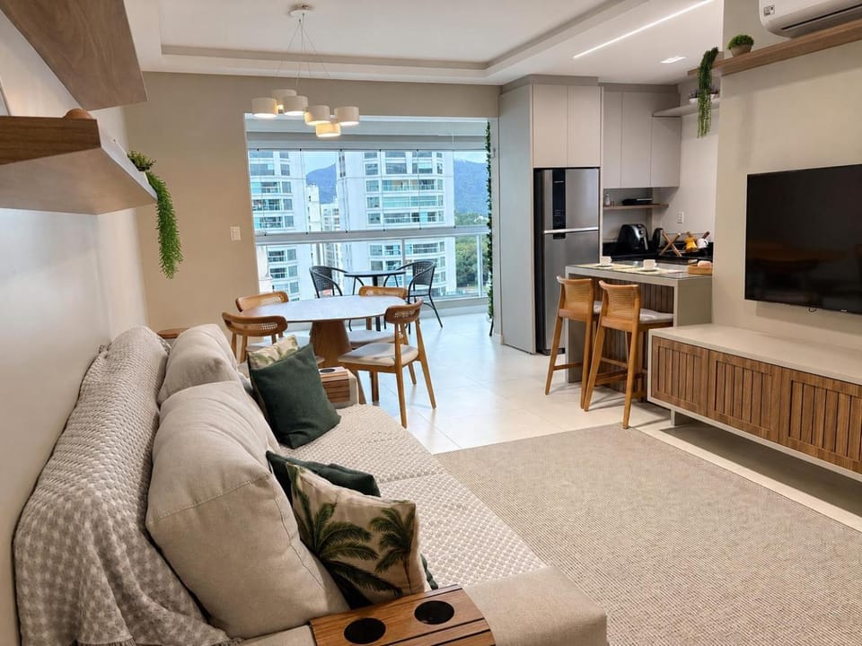 Apartamento com Varanda Gourmet a 400 m Meia Praia Apartment in Porto Belo