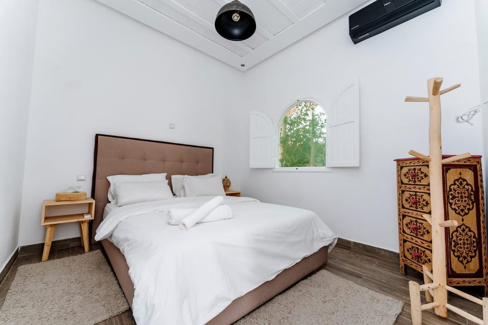 Bed, Bedroom, air conditioner