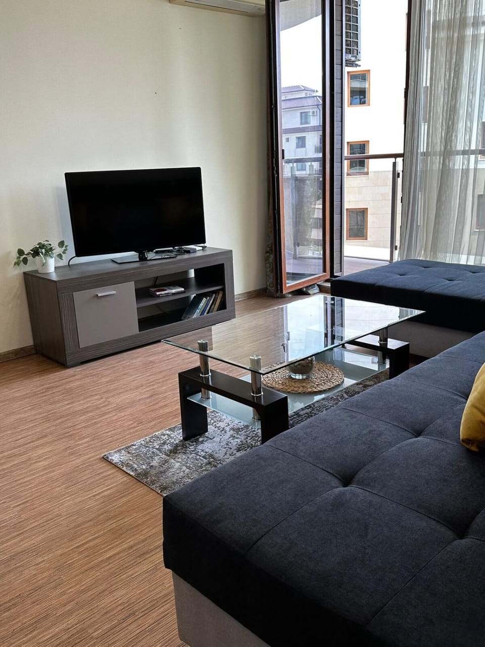 TV and multimedia, Living room, Seating area, Evening entertainment