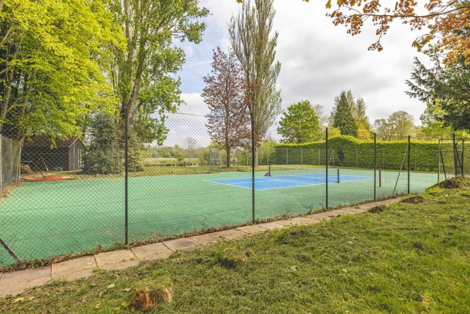 Woodland River Retreat, 5 Minutes to Legoland - By Tempstay House in Windsor