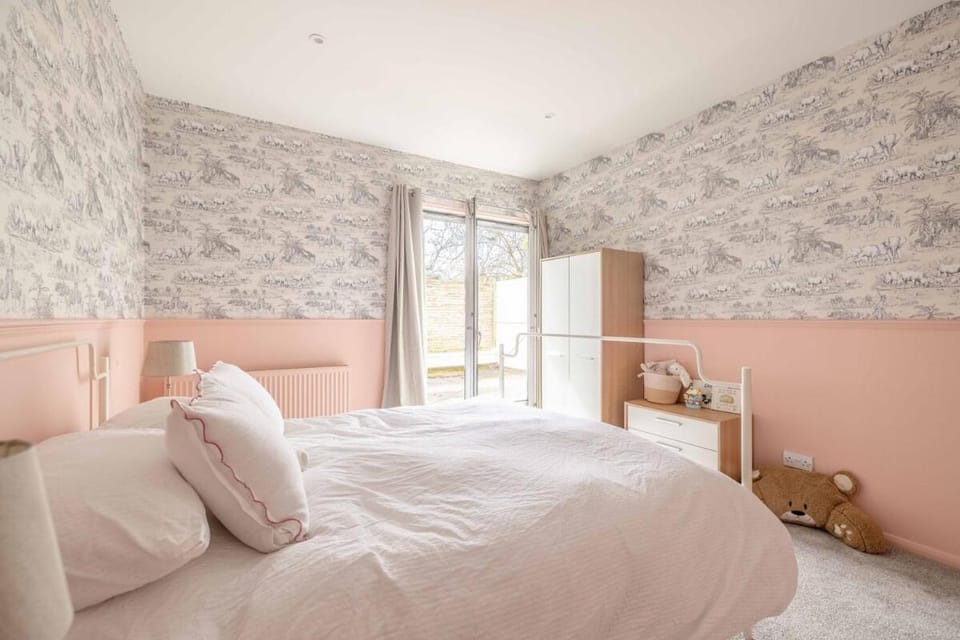 Woodland River Retreat, 5 Minutes to Legoland - By Tempstay House in Windsor