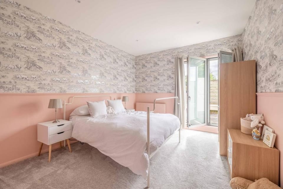 Woodland River Retreat, 5 Minutes to Legoland - By Tempstay House in Windsor